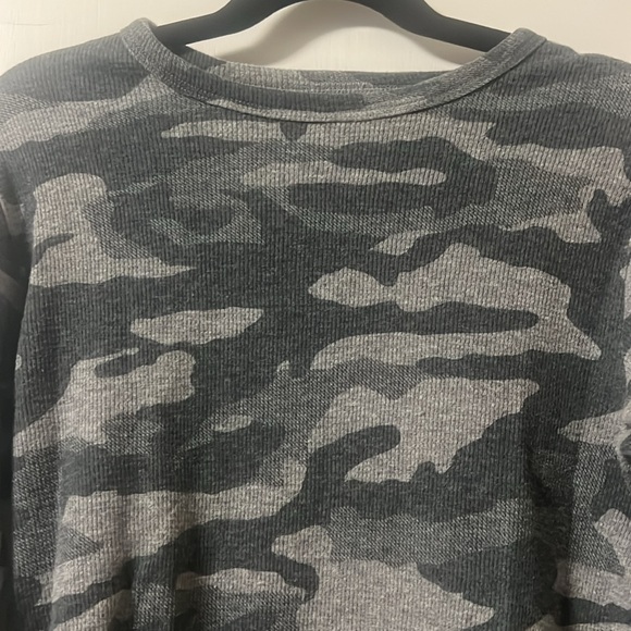 Children’s place Boys S(5/6) gray camo waffle longsleeve tee, EUC, has name in - Picture 2 of 5